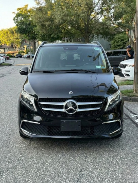 رحلة VIP بامتياز.. إيجار مرسيدس فيانو 7 راكب الفاخرة!