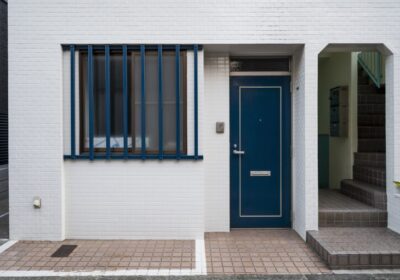 blue-house-entrance-japanese-culture-768×511-1