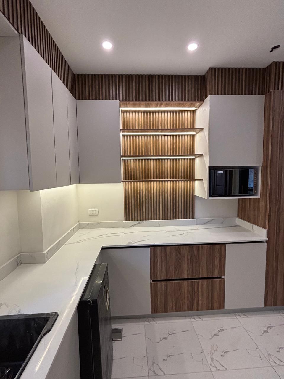 أفضل تصميمات مطابخ hpl للمساحات الصغيرة SAFETY WOOD للمطابخ والدريسنج روم 📞01289151419 -01115552318