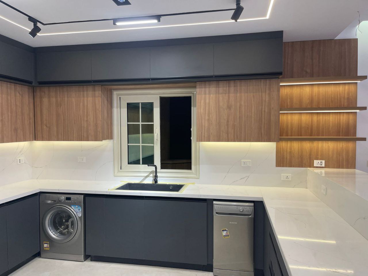 تصميم وتنفيذ مطابخ مودرن بأحدث الخامات SAFETY WOOD للمطابخ والدريسنج روم 📞01289151419 -01115552318