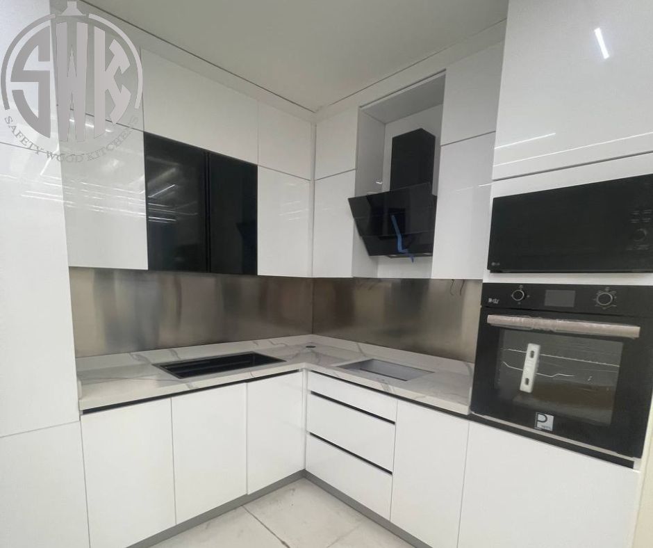 الأول 🏡 مطبخك ممكن يتحول لمطبخ شيك جدًا ولامع مع Poly Lac من – SAFETY WOOD للمطابخ والدريسنج روم 📞01289151419 -01115552318