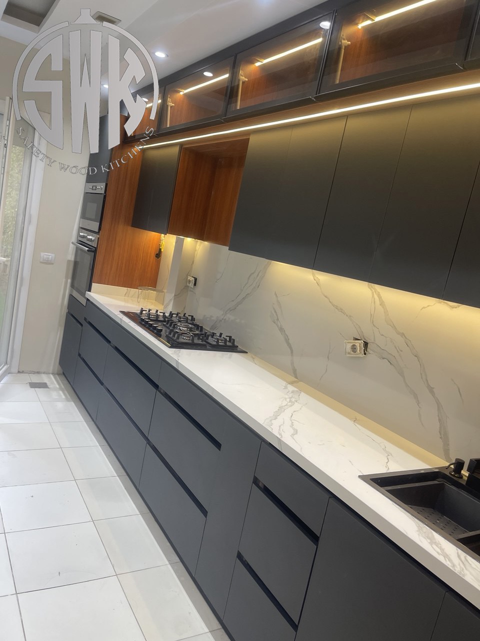 🔥 مطابخ مودرن 2026 بتصميمات عصرية تناسب جميع المساحات مع SAFETY WOOD للمطابخ والدريسنج روم 📞01289151419 – 01115552318